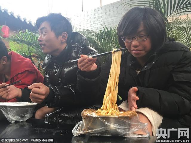 广西小伙带重症女友旅游 欲走出“心形地图”