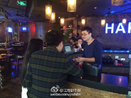 女子掏出一块金条，声称要用金条买单