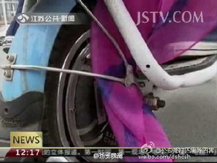 8岁女孩丝巾绞进车轮 脖颈被勒致无呼吸(图)