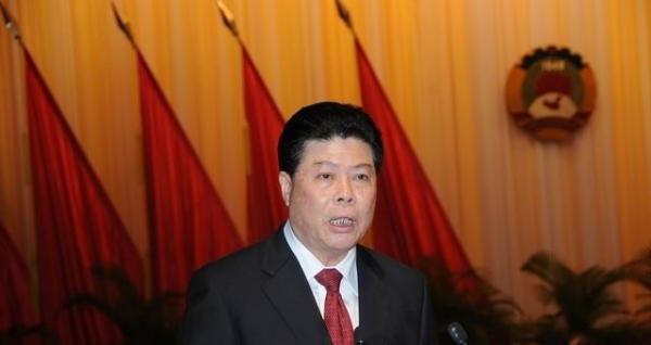 落马官员退赃时当众掌掴妻子：你怎么能收人钱