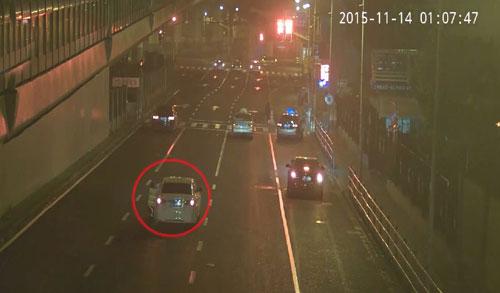 上海一男子酒驾被查后闯关 拖行交警近千米(图)