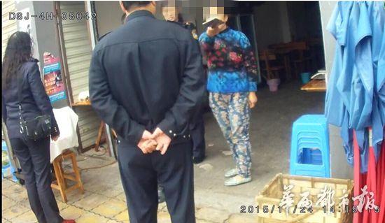 11月24日下午14时20分左右，四川资阳市文慧桥旁的一个冒菜店门前，店主将桌椅摆放在人行道上，城管人员上前劝说时，女店主却从屋内拿出菜刀威胁。雁江区筏子桥派出所接警后，赶到现场劝说，准备带店主回派出所了解情况时，女店主不仅拒绝，还将旁边的民警手指咬伤。随后，女店主叫来多名亲戚，对执法人员对峙40余分钟。目前，女店主王某及两名亲戚因妨害公务已被依法刑事拘留。