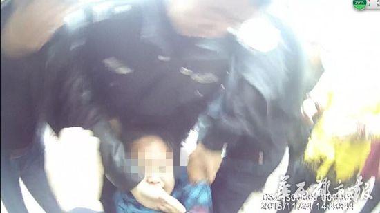 “这是资阳市容市貌十大专项治理行动以来，第一起严重暴力抗法事件。”资阳市城管局相关负责人说，24日下午，城管执法人员在文慧桥旁，发现一家冒菜店占道经营，上前劝说时，女店主情绪激动，拿出菜刀威胁执法人员。