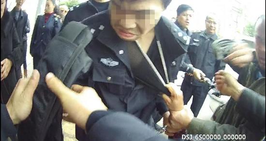 因为女店主持刀威胁，城管执法人员拨打110报警。民警出警后，一边维护现场秩序，一边在现场开展走访调查。