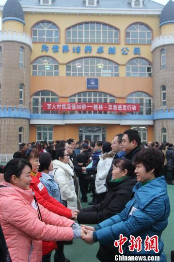 幼儿园上演“时空穿越”：孩子遇见30年后父母