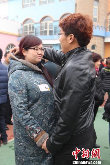 幼儿园上演“时空穿越”：孩子遇见30年后父母