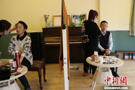 孩子遇见30年后父母一幼儿园上演“时空穿越”（图）