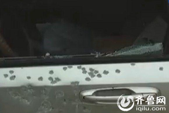 市民陈先生轿车车门全是弹孔，玻璃被炸碎。
