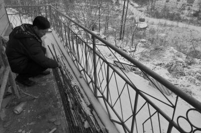 山区惠民工程偷工减料 2根钢筋撑起5立方米水窖