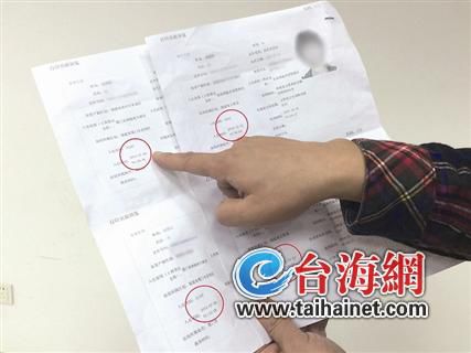 男子在银行门口举牌称老婆被行长勾引 有开房记录