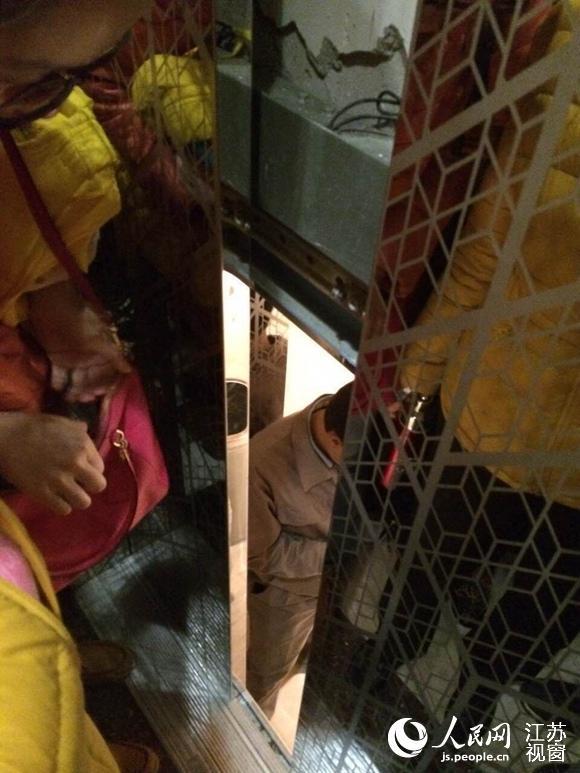 南京中央商场电梯失灵 被困15人从电梯门跳下