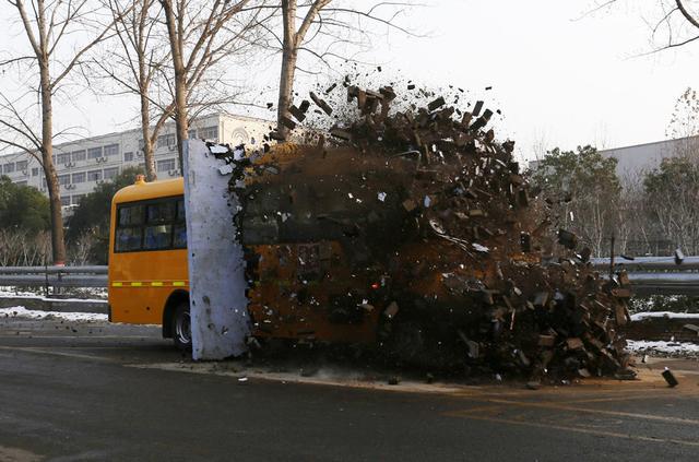 郑州举办校车安全质量监测 上演疯狂撞墙