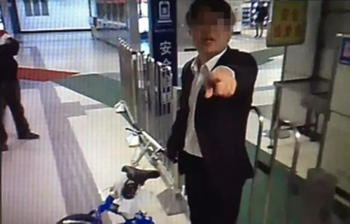 男子带折叠自行车乘地铁遭拒 袭击民警被刑拘