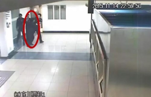 男子带折叠自行车乘地铁遭拒 袭击民警被刑拘