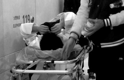 北航舞台意外沉降致25人受伤 或因站人太多所致