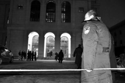 北航舞台意外沉降致25人受伤 或因站人太多所致