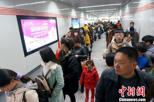 进站乘客脸露焦躁。王中举 摄