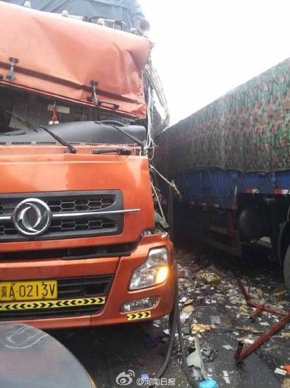 许平南高速多车连环追尾 已致一死一伤(图)