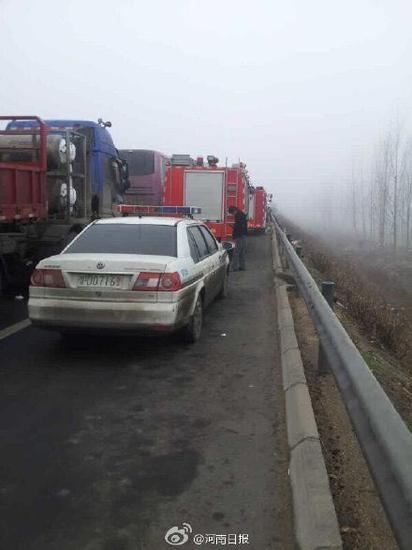 许平南高速多车连环追尾 已致一死一伤(图)