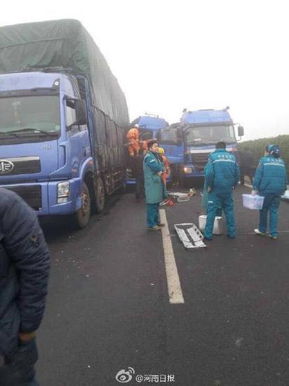 许平南高速多车连环追尾 已致一死一伤(图)