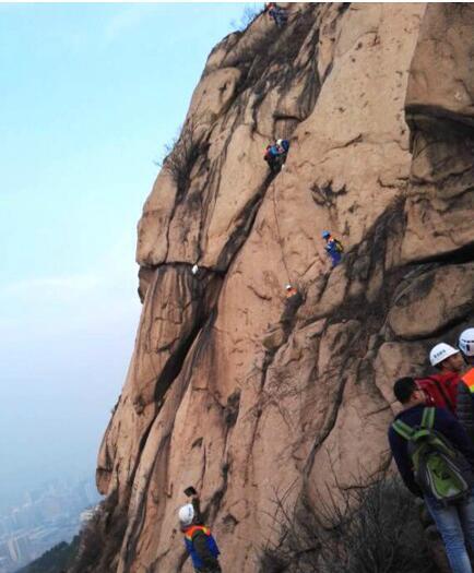 青岛女驴友爬山被困 30米高悬崖边呼喊求救(图)
