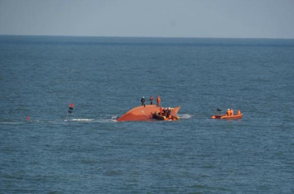 江苏赣榆一渔船上海海域翻扣 1人获救8人失联