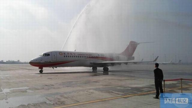 首架国产机ARJ21正式交付 共90座全为经济舱