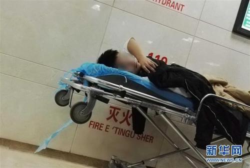 11月28日，受伤人员在北医三院接受治疗。 新华社记者 李文 摄 