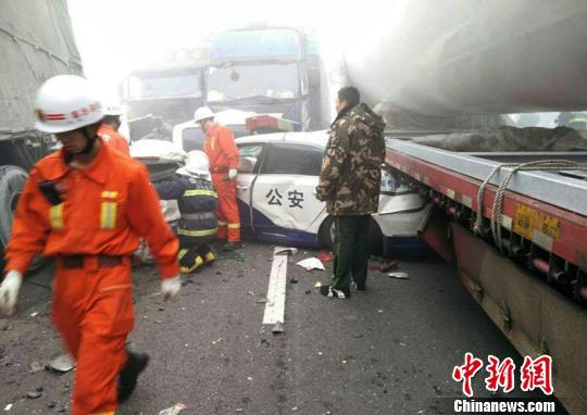 山西侯平凯时k66公路29车相撞 已造成4死5伤（图）