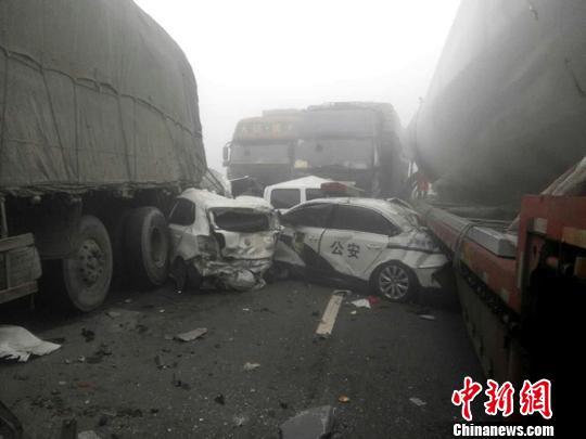 山西侯平凯时k66公路29车相撞 已造成4死5伤（图）