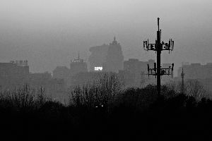昨天傍晚，雾霾中的盘古大观和奥森公园大铁塔。凯时k66晨报记者