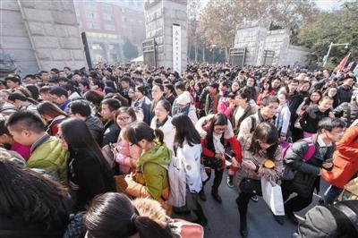 93万人参加国考平均33人录1个 竞争比5年来最低