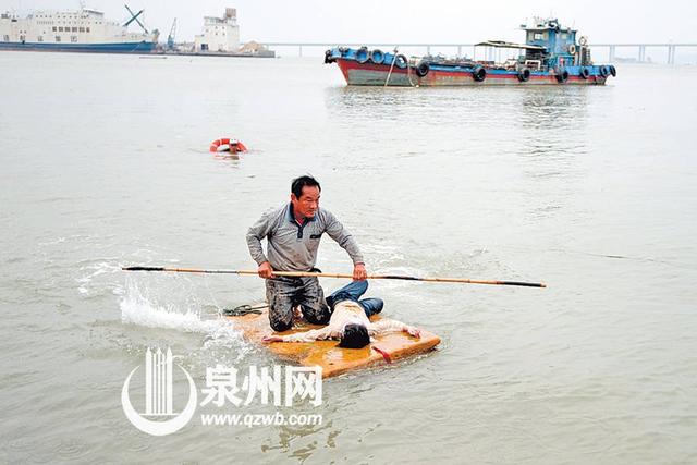 福建一女童被卷入海中 附近村民接力营救(图)