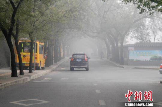 大雾弥漫中的西安街道。 记者 田进 摄