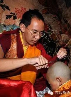 十一世班禅为第六世德珠活佛剃度。