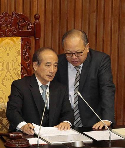 王金平办公室张姓副主任今晨猝死在办公室内，台当局“立法院”秘书长林锡山（右）在议场内一度与王金平交换意见。（图自台湾“中时电子报”）