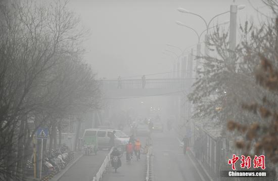 11月30日，记者从北京市环保局获悉，当前北京正遭遇今年以来最严重的污染过程。从27日开始，北京的重污染天气已经持续4天，PM2.5浓度在12小时内一度激增近10倍，部分监测站点出现超过900微克/立方米的极端峰值污染浓度。 中新网记者 李卿 摄