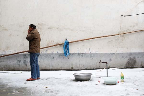2006年11月24日，上蔡县下了冬天的第一场大雪，刘义在自家院子。