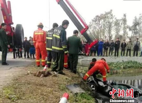 图为消防官兵在现场施救。网友供图摄