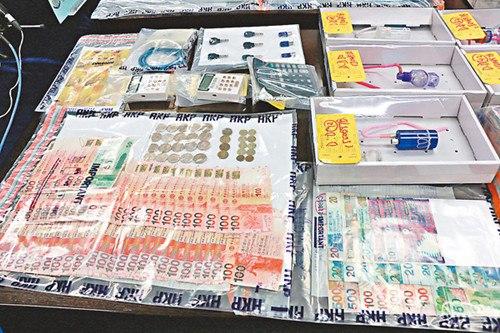 “犁庭扫穴”行动中检获大批武器、金钱、吸毒工具等证物。香港《文汇报》/邓伟明 摄