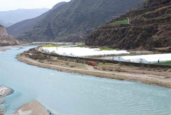 甘肃尾矿漏砂致三省水污染 当地修截流坝减污染