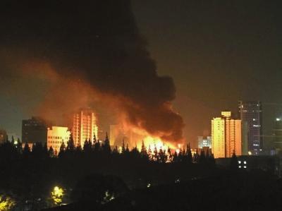 上海杨浦区粮油市场大火 未有人员伤亡报告