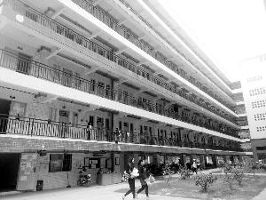 高校回应“垃圾桶无垃圾”规定：非硬性要求