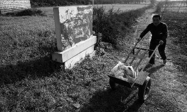 由孙俪、刘涛等主演的电视剧《芈月传》正在热播，芈月是以秦宣太后为原型，也就是秦始皇曾祖父的母亲。这位中国历史上第一位太后可能就葬在位于西安临潼的秦始皇祖坟——秦东陵。昨日，华商报记者来到秦东陵探访神秘的“芈月墓”。