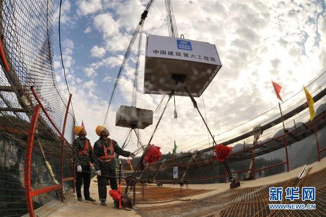 张家界大峡谷玻璃桥成功合龙