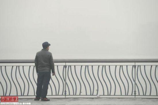 11月30日,北京一位正在桥上看风景的人,眼前一片白茫茫。