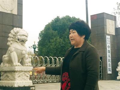 农妇追凶17年最后嫌犯落网：应追责此案负责人