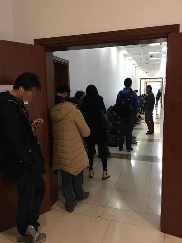 高校报销乱象：学生凌晨排队替导师办理报销手续