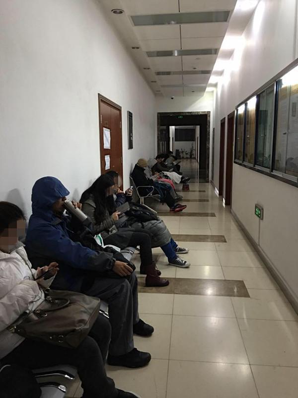 高校报销乱象：学生凌晨排队替导师办理报销手续