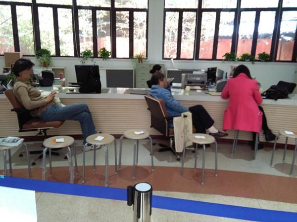 高校报销乱象：学生凌晨排队替导师办理报销手续